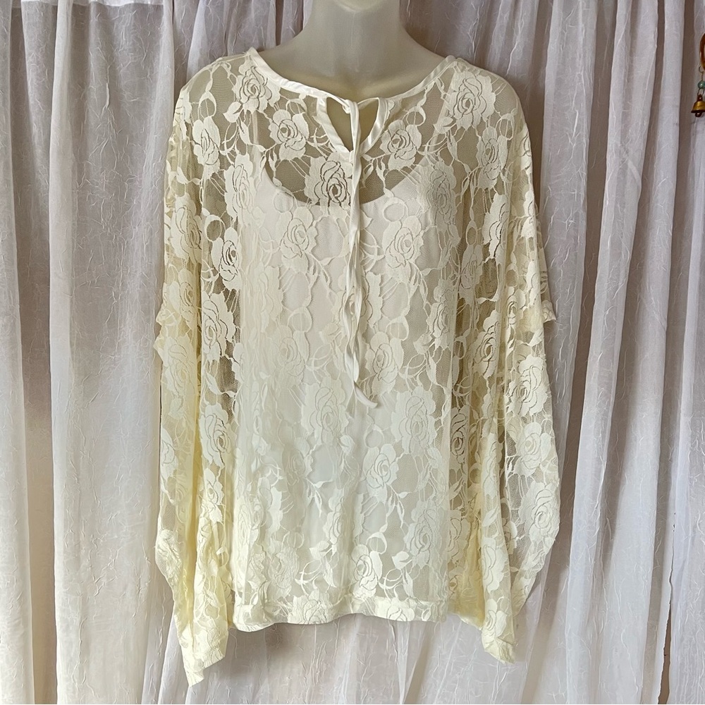C.O:GWBG Cream Rosey Lace Kimono Sleeved Top - Shell ONLY. Size S